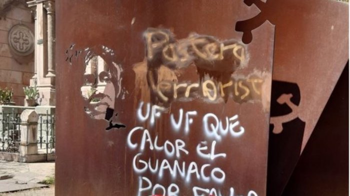 Realizaron homenaje a Gladys Marín luego que rayaran su tumba en el Cementerio General