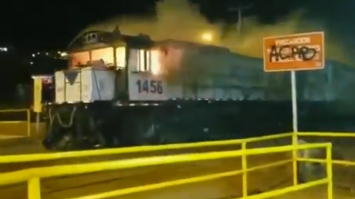 Avanzó un kilómetro sin control: Tren de Ferrocarril Antofagasta fue interceptado e incendiado