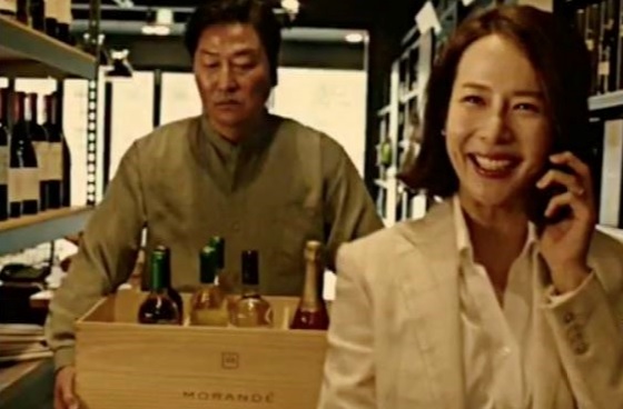 Duras críticas a marca de vino chilena que alardeó de aparecer en una escena de 