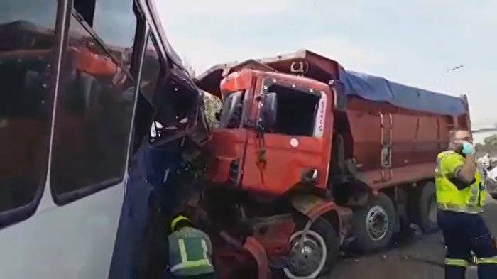 Camión provocó un choque múltiple en la caletera de Américo Vespucio y dejó a dos fallecidos