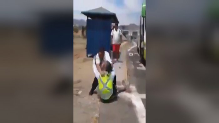 Captan violenta pelea entre un chofer de bus y un fiscalizador de la misma empresa