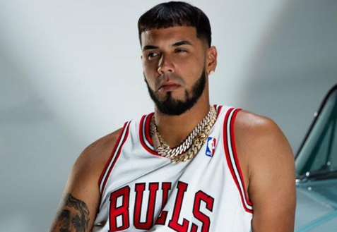 Anuel AA presume en redes sociales excéntrica cadena con su rostro