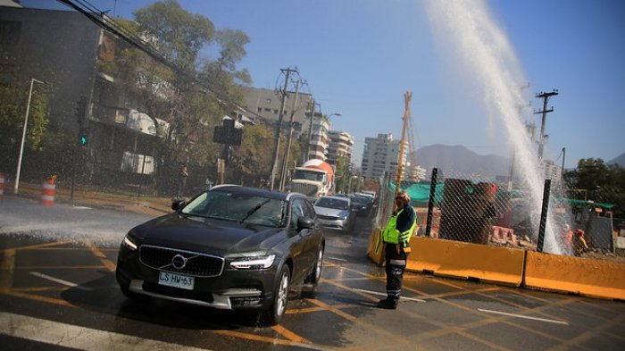 Rotura de matriz en Las Condes provocó enorme chorro de agua