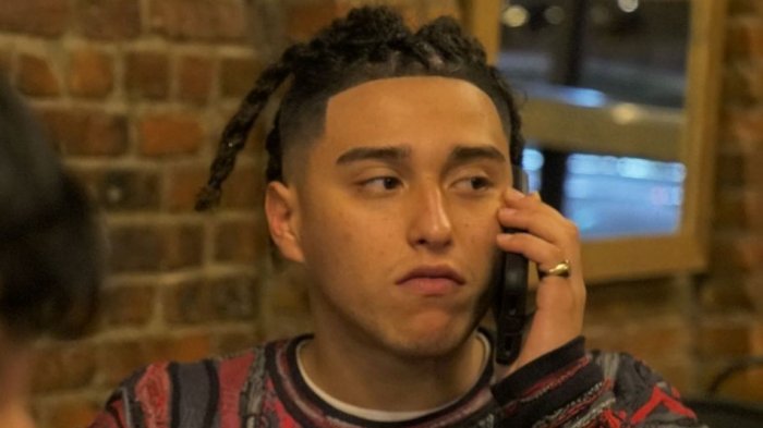 Duras críticas a Pablo Chill-E por foto en la que aparece rodeado de mujeres semidesnudas