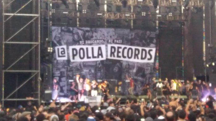 Concierto de La Polla Records es suspendido por fans que subieron al escenario a protestar