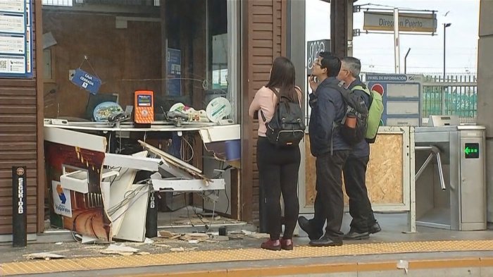 Desconocidos destruyeron y robaron caseta de pago en la estación Barón en Valparaíso