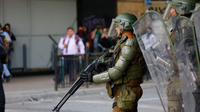 Joven que recibió perdigón en la tráquea durante enfrentamientos con Carabineros se querelló contra la institución