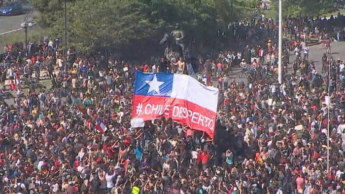 Apoyo a manifestaciones cae 16 puntos según última encuesta Cadem