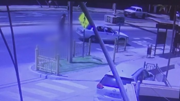 Sujeto retrocedió y atropelló a dos personas: Una terminó con fractura en la columna