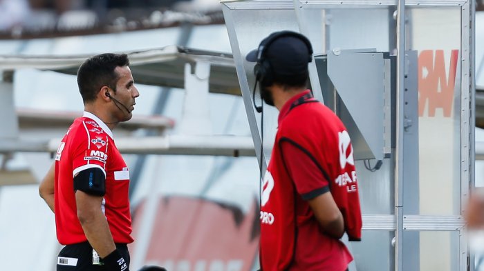 Enrique Osses reconoció error del árbitro en el clásico entre Colo Colo y la UC: 