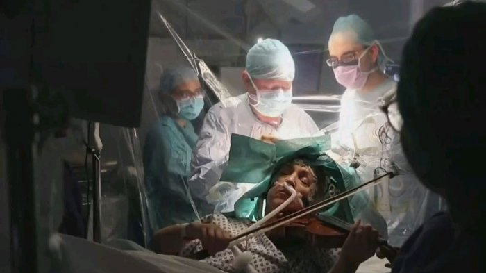 Mujer toca pieza de violín mientras cirujanos le extirpan tumor cerebral