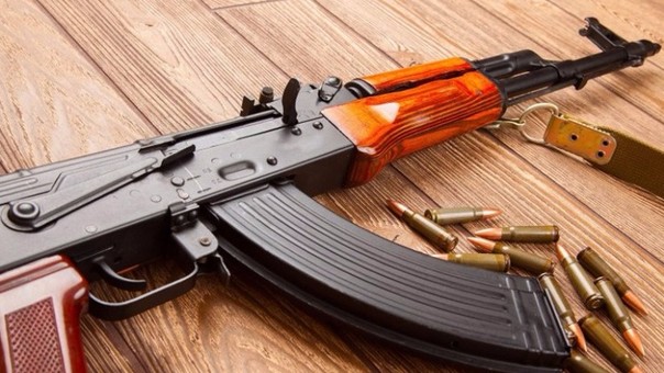 Gobierno no se querelló por Ley de Seguridad del Estado en caso de venta de AK-47 pues investigación está 