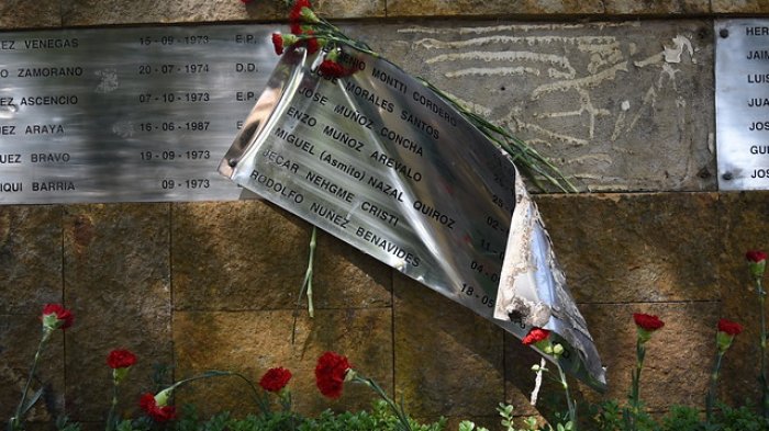 Memorial de Detenidos Desaparecidos en Temuco aparece rayado y con destrozos