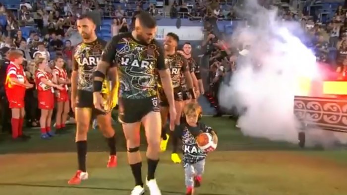 Ante miles de personas: Niño al que hacían bullying por su enanismo salió a la cancha junto a equipo de rugby