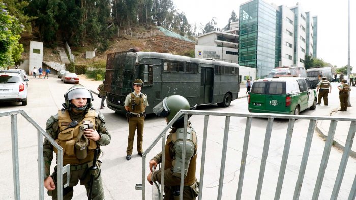 Incidentes cerca de la Quinta Vergara: Manifestantes destruyen el frontis del Hotel O'Higgins