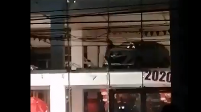 Registran a una turba que lanzó un vehículo desde un segundo piso de una automotora en Viña del Mar