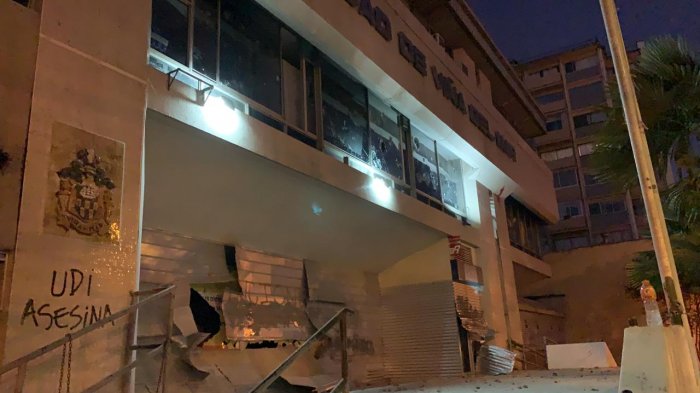 Municipalidad de Viña del Mar fue apedreada y quemada tras manifestaciones en la ciudad