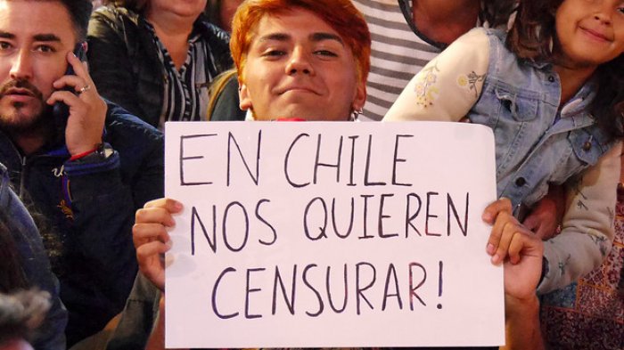 Las pancartas y lienzos políticos que no fueron mostrados en show de Mon Laferte y que ingresaron pese a prohibición