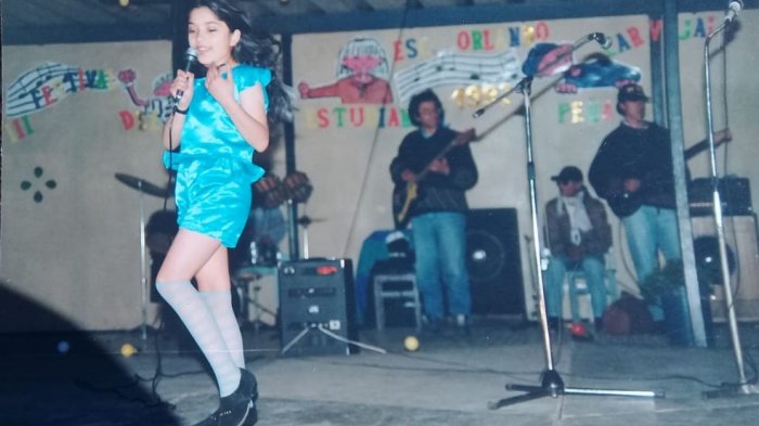 Las tiernas imágenes de las primeras presentaciones de Mon Laferte cuando niña en su escuela en Viña del Mar
