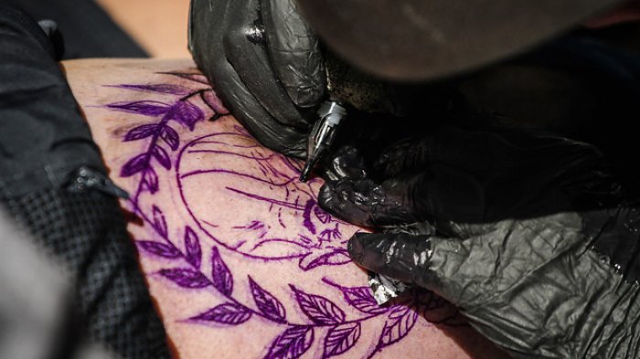 Sernac detectó hongos y deficiencias en rotulación de tintas para tatuajes: Estas son las marcas analizadas