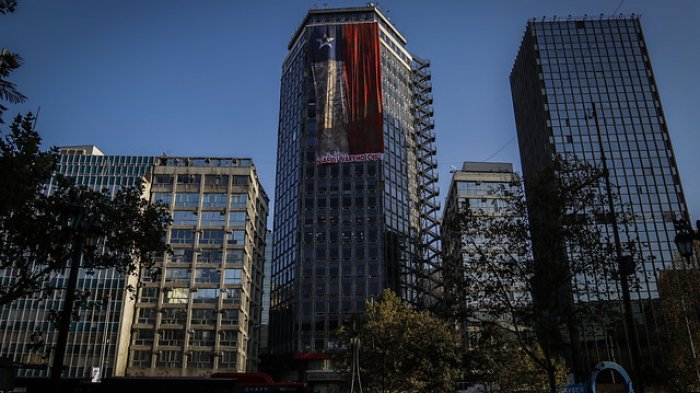 Despliegan réplica gigante de icónica bandera chilena en conmemoración del 27/F