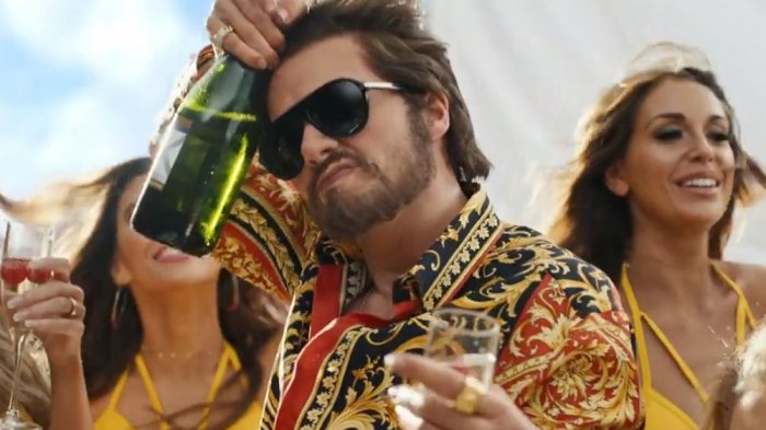 ¡Irreconocible! Taylor Swift se viste de hombre en su último video y se burla del 