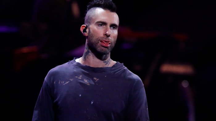 El video que muestra a un molesto Adam Levine tras bajar del escenario: “Esto es un show de TV, no un concierto”