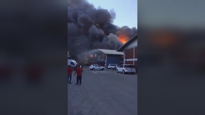 Explosión e incendio en bodegas en Pudahuel dejó al menos cuatro personas muertas
