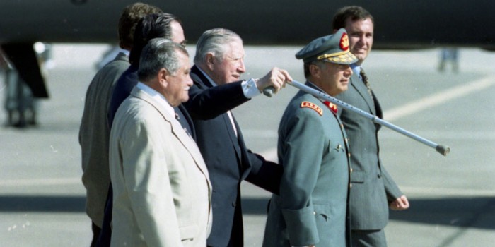 20 años del regreso de Pinochet a Chile: El día que se levantó de su silla de ruedas tras su detención en Londres