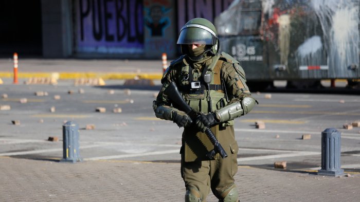 Detienen a carabinero investigado por homicidio frustrado tras lanzarle una lacrimógena en la cabeza a manifestante