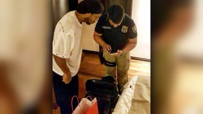 Ronaldinho fue detenido en Paraguay: Entró al país con un pasaporte falso