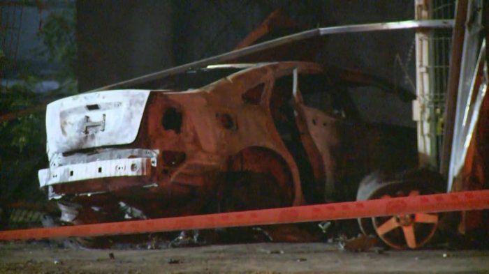 Dos personas murieron calcinadas tras chocar en La Pintana: Vehículo quedó incrustado en portón de una casa