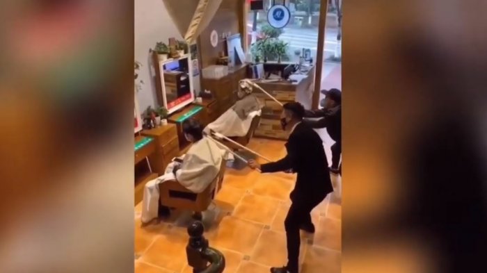 La curiosa técnica de los peluqueros en China para trabajar y protegerse del coronavirus