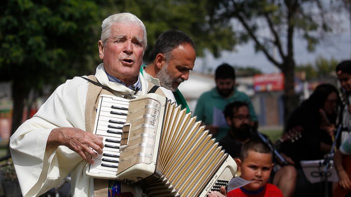 Cura Mariano Puga está en delicado estado de salud en el Hospital Clínico UC