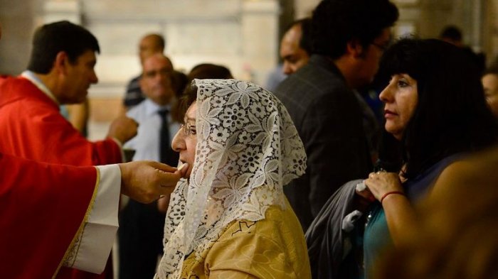 La curiosa medida del Arzobispado de Santiago por coronavirus: Recomiendan dar la hostia en la mano y no en la boca