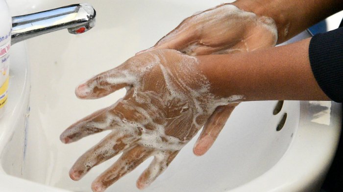 Dormir solo, lavarse las manos y usar mascarilla: Las recomendaciones para el aislamiento por coronavirus