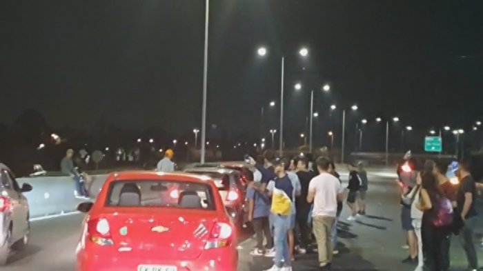 Masiva convocatoria a carrera clandestina obligó a cerrar la Costanera Norte