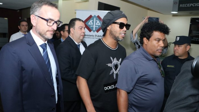 Detienen a Ronaldinho y a su hermano en Paraguay por caso de documentos falsos y Fiscalía solicita prisión preventiva