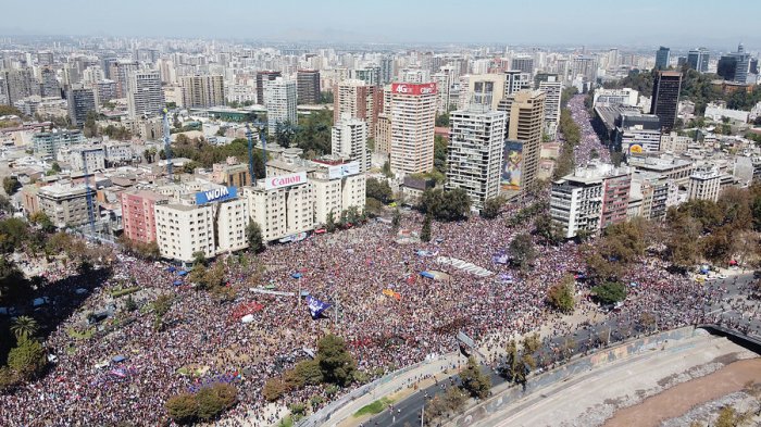 El territorio se volvió feminista: Mujeres repletaron la Alameda en marcha por 8M en Santiago