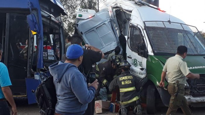 Transantiago chocó a retén móvil de Carabineros: Una funcionaria quedó con lesiones graves
