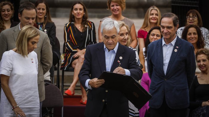 Monitoreo de violencia intrafamiliar e impago de pensiones: Los proyectos de ley que anunció Piñera en este 8M