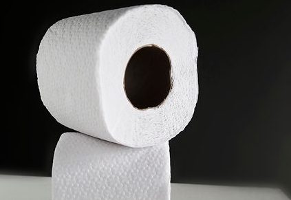 Las personas están peleando por el papel higiénico y el coronavirus sería el responsable