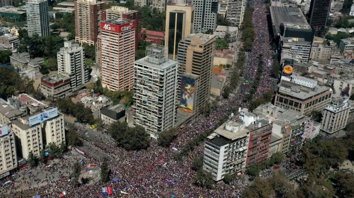 ¿2 millones o 150 mil? El debate por las cifras dispares entregadas por organizadoras y Carabineros en marcha del 8M