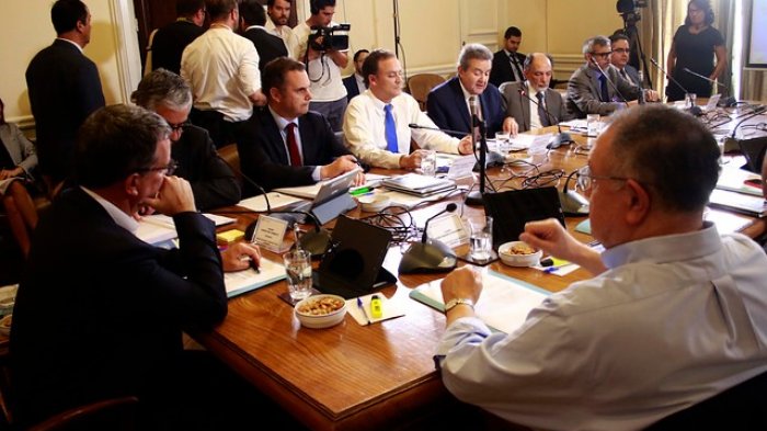 Senadores aprueban en general rebaja de dietas de autoridades, pero buscan excluir algunas instituciones