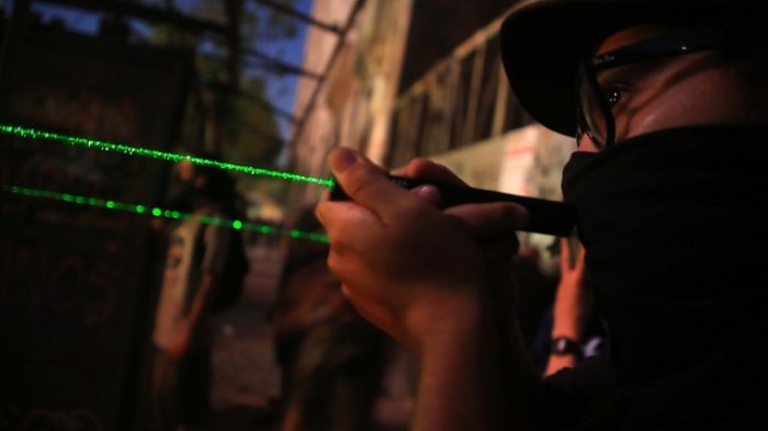 Presentan proyecto que sanciona el uso de punteros láser con penas de entre 61 días y 3 años