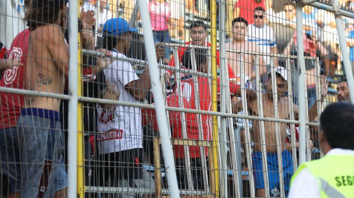Católica arriesga dura sanción tras incidentes en su estadio durante partido por la Libertadores