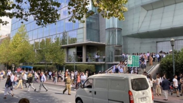 Evacúan edificio que colinda con el Parque Arauco por presencia de artefacto sospechoso