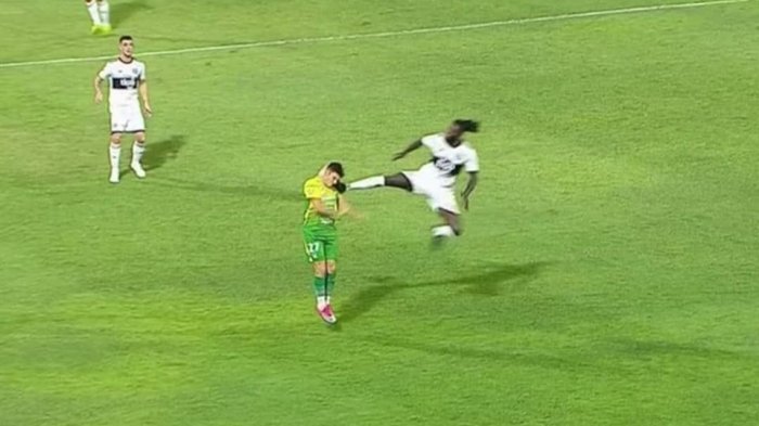 Adebayor debutó en la Libertadores con una patada karateca: Fue expulsado