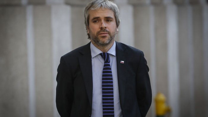 Frente Amplio presentó acusación constitucional contra ministro Blumel