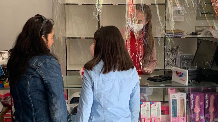 Tienda china en Viña atiende con una cortina de plástico por el coronavirus